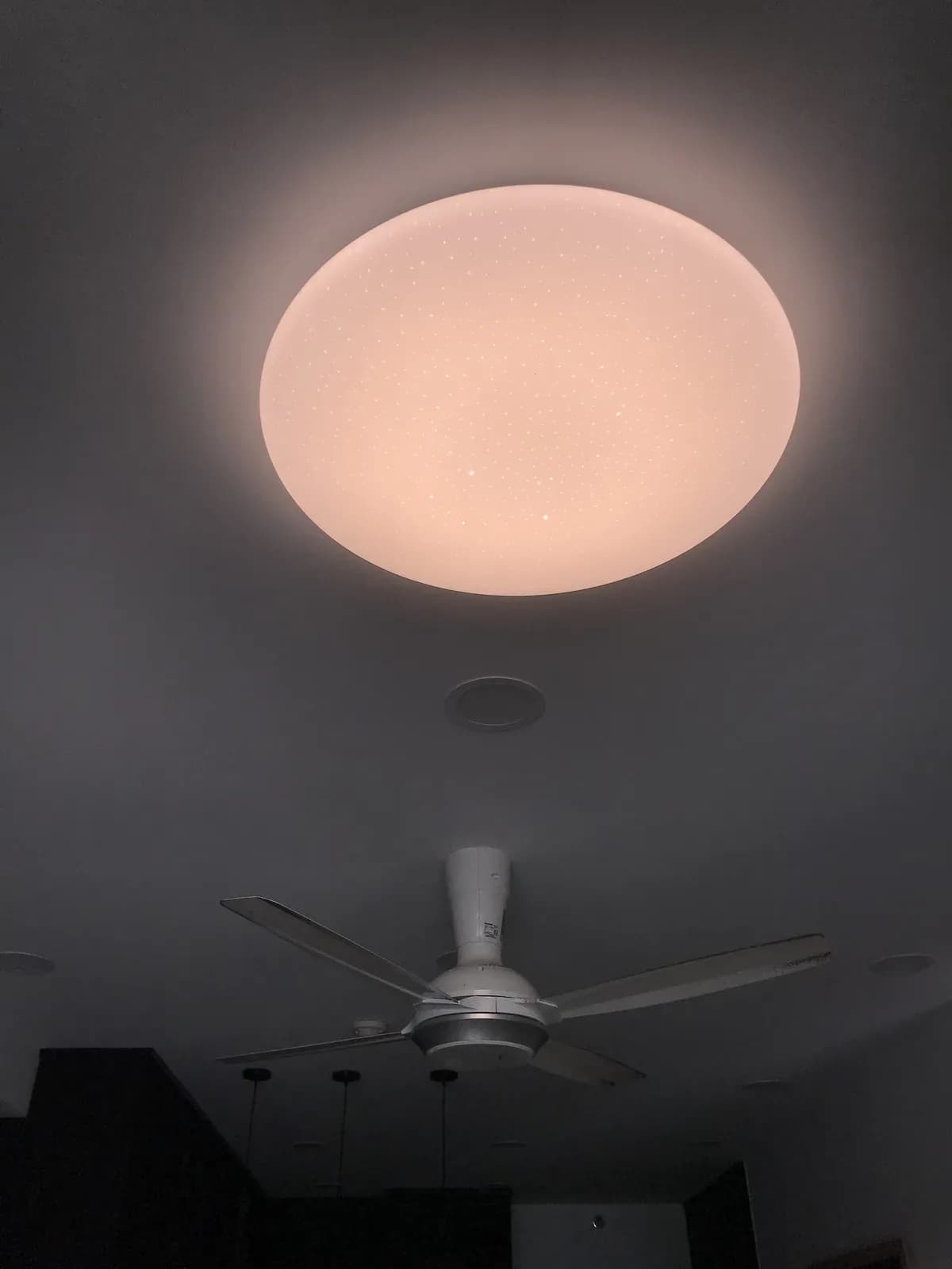 Đèn trần LED ánh sáng trắng ấm trong không gian nội thất đã hoàn thiện