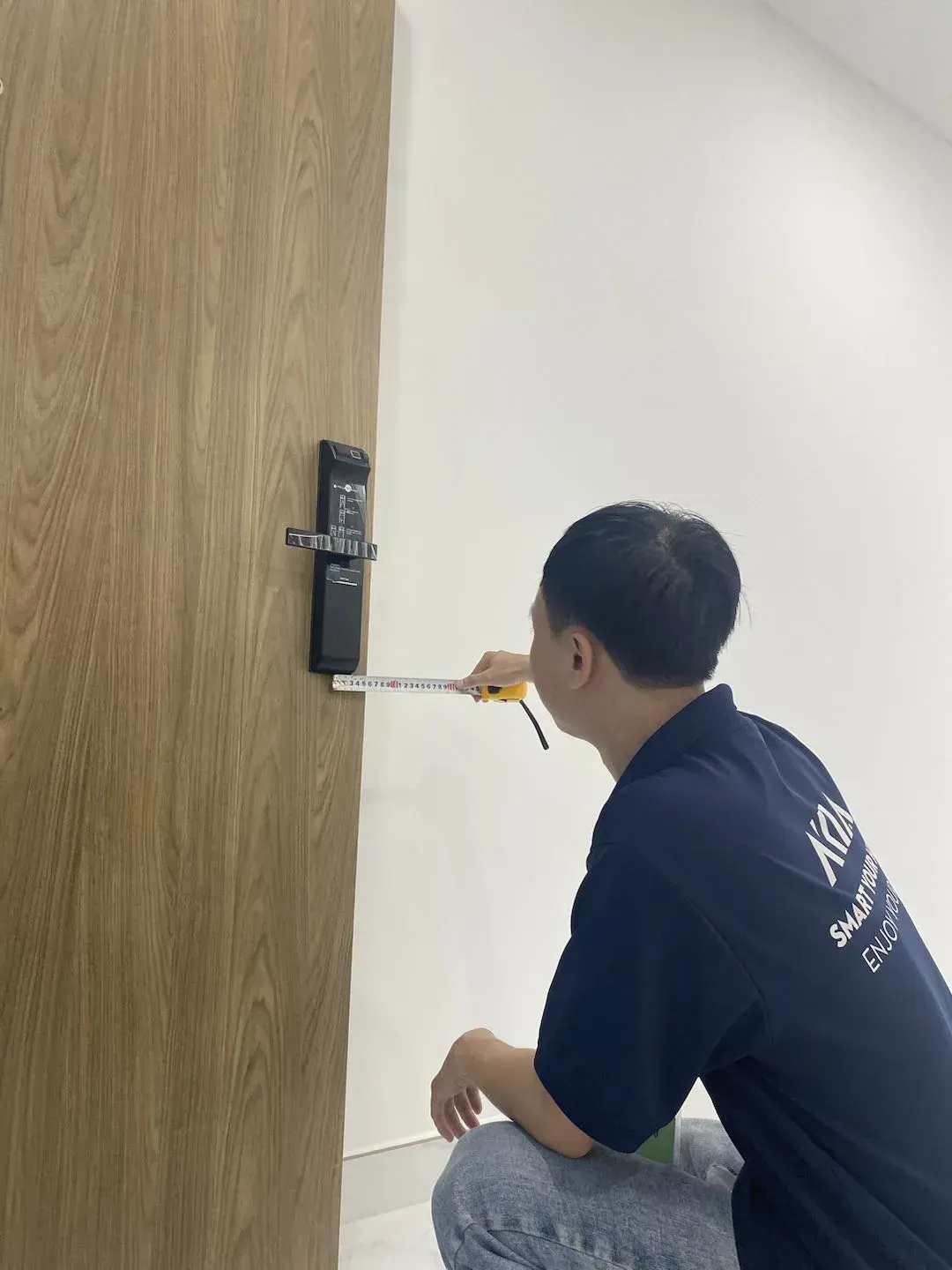 Kỹ thuật viên AKIA đang kiểm tra vị trí lắp đặt thiết bị tại công trình Nha Trang